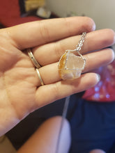 Load image into Gallery viewer, Glassy pendant