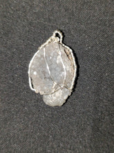 Load image into Gallery viewer, Crystal cluster pendant